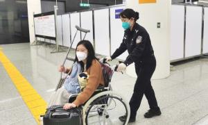 一名女士赴港身体不适 边检民警助力便捷通关