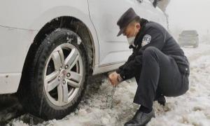 车辆雪天被困民警暖心援助解难题