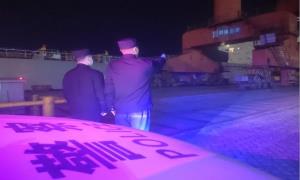 误入施工路段被困，民警风雪中急速救援  　　