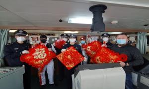 黄骅边检民警与船员一起迎新春