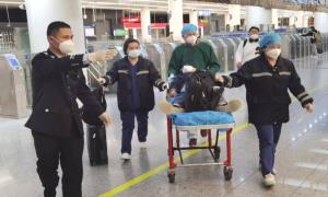 内地女士通关突发心绞 边检民警施救转危为安