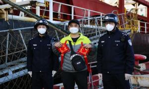 漂泊海上一年半 踏进国门暖意浓