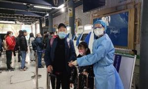 辞旧迎新 中英街关口迎来新年首波客流高峰