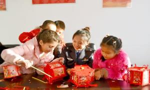 警民联手制花灯 共话“反诈”护平安