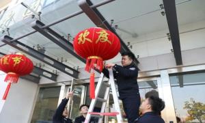 张家港边检民警张灯结彩迎新春