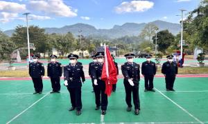 畹町出入境边防检查站卡场分站举行“国旗飘扬迎新年 警心澎湃启征程”升旗仪式活动