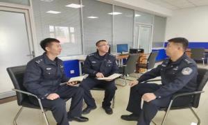 向上边境派出所民警积极学习习近平主席新年贺词  　　