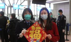 让入境旅客体验到回家的温暖和年味