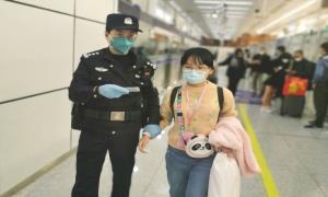 香港夫妇粗心与女儿走失 边检民警排忧解难助团圆