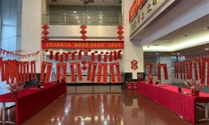 罗湖出入境边防检查站开展写春联送祝福活动