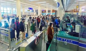 春节期间皇岗出入境边防检查站全力保障旅客通关安全顺畅有序  　　