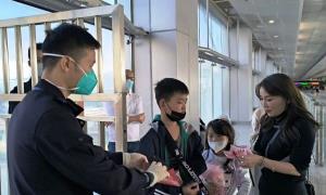 皇岗边检民警春节用贴心服务温暖旅客平安归途