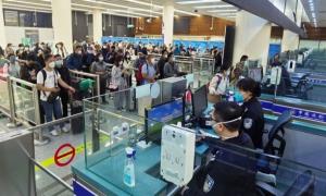 护航平安途 情暖回家路