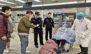 皇岗边检站民警为患病老人返港就医提供快捷通关暖心服务  　　