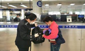 失忆阿姨口岸丢证件 边检民警急寻助团圆