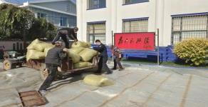 民警热心助农 警营成晾晒场