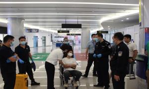 蛇口出入境边防检查站开通“绿色通道”紧急救助患病旅客