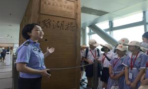 粤港澳青少年携手踏访罗湖桥感悟红色印象