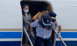 潮汕机场出入境边防检查站民警主动背92岁旅客下舷梯