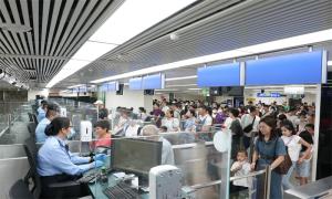 假日“双城”欢庆形式多样 罗湖口岸再现客流高峰