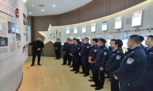 图们出入境边防检查站组织民警参观党史馆重温入党誓词