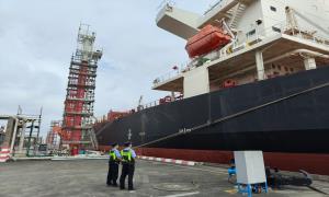 钦州边检助力广西首制万吨级、首艘出口欧洲船舶“NORD GABON”号顺利出境