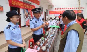 情“满”重阳节  法“暖”老人心 龙邦出入境边防检查站开展普法宣传活动