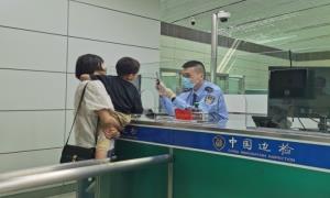 边检警察与航空公司佳节坚守岗位共筑安全之旅