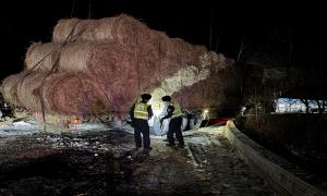 冰雪路面大货被困断崖 移民管理警察连夜救助