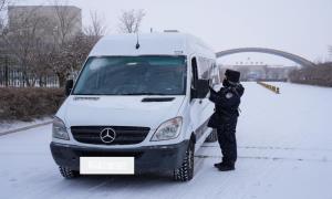 风雪中护航口岸大通关