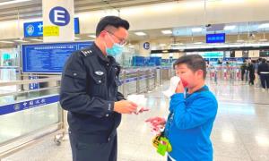 温暖回家路！皇岗边检民警竭诚为香港旅客排忧解难获赞