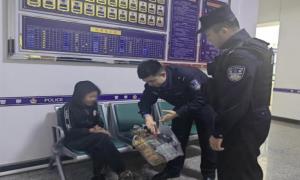 男孩雪夜离家出走17公里 民警劝说送其归家