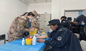 多玛边境派出所联合陆军951医院野战医疗队开展义务巡诊活动