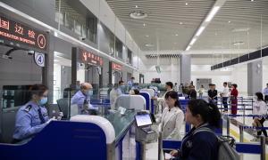 年出入境可达千万人次 我国南方最大的沿边陆路东兴口岸迎来第一位旅客
