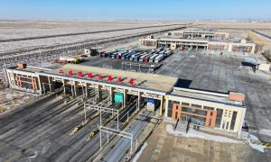 二连浩特公路口岸货运通道出入境货车突破15万辆 同比增长50%