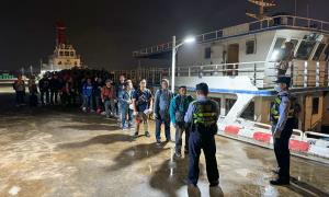 防城出入境边防检查站高效服务船员便捷通关