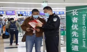 罗湖出入境边防检查站开展国家宪法日“普法进口岸”活动