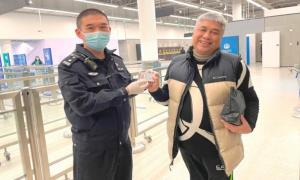 冬日里的暖阳！皇岗边检民警助旅客寻回失物获赞