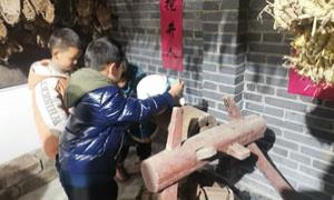 湖北咸安：田野撒欢 游戏互动 特色家庭教育下村来
