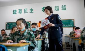 鲅鱼圈出入境边防检查站进校园开展国家公祭日主题教育