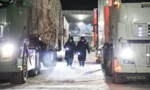 中蒙最大陆路口岸试行24小时货运通关 二连出入境边防检查站力保通关顺畅