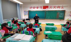 新华边境派出所走进图们市第二小学开展交通安全知识授课