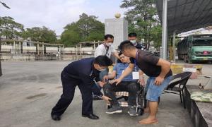 水口关出入境边防检查站开通“绿色通道”紧急救助越南籍受伤货车司机