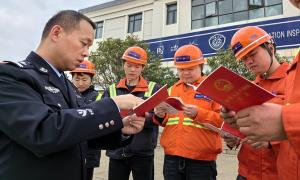 宁波边检机关宣传宪法到码头