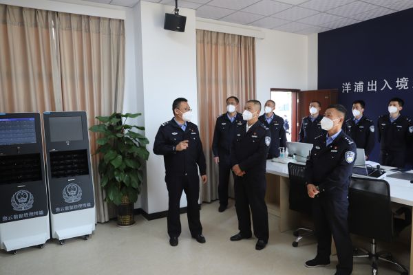 图为该站站领导现场指挥执勤一队开展“阿特蒙娜”轮入出境工作.jpg 图为该站站领导现场指挥执勤一队开展“阿特蒙娜”轮入出境工作.jpg