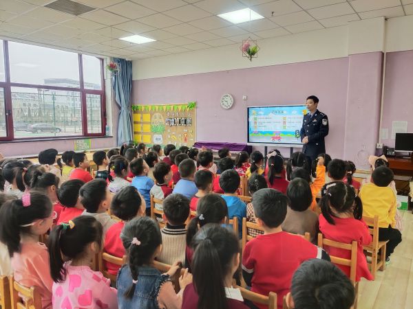 黄骅出入境边防检查站开展安全宣传进校园活动 (1).jpg