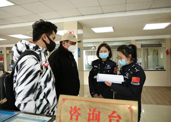 图为藏历新年期间执法调查支队办证室民警次卓嘎核对游客办证材料(徐锡万摄).jpg 图为藏历新年期间执法调查支队办证室民警次卓嘎核对游客办证材料(徐锡万摄).jpg