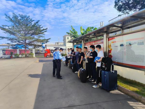 图为执勤三队民警对换班船员进行人证对照.jpg 图为执勤三队民警对换班船员进行人证对照.jpg