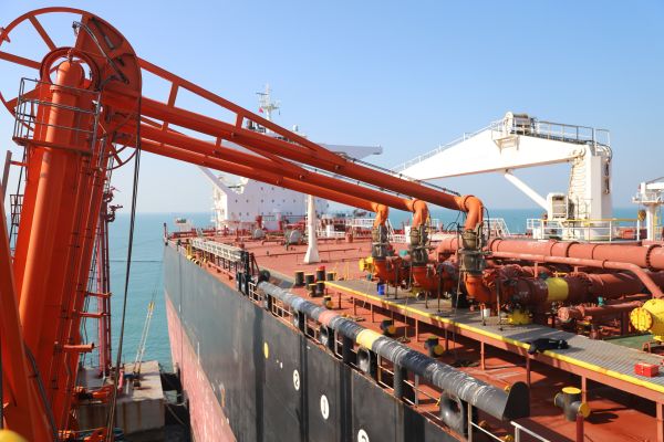 图为“阿特蒙娜”轮正在卸油.jpg 图为“阿特蒙娜”轮正在卸油.jpg