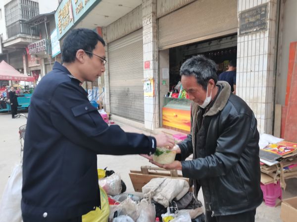 保良街分站民警救助骑行”驴友“.jpg 保良街分站民警救助骑行”驴友“.jpg